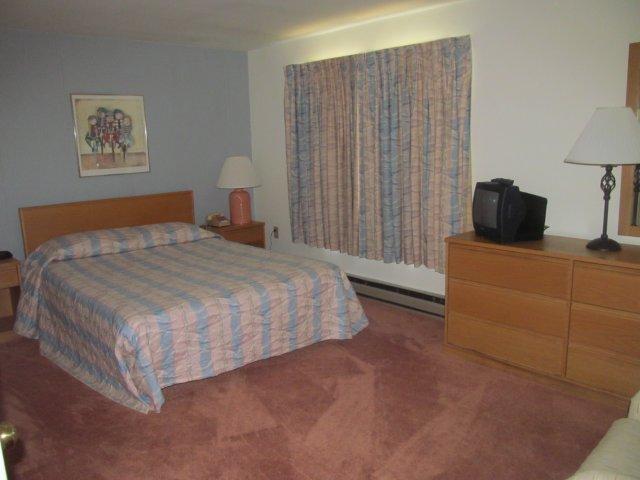 19E mstr. bedroom.JPG