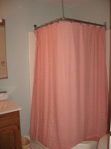 20-N downstairs bath. jpg.JPG