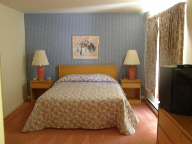 2M master bedroom.JPG