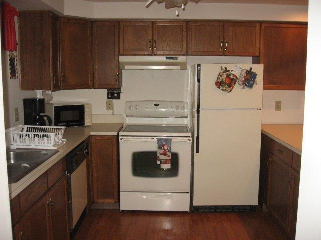 9J- Kitchen 1. jpg.JPG
